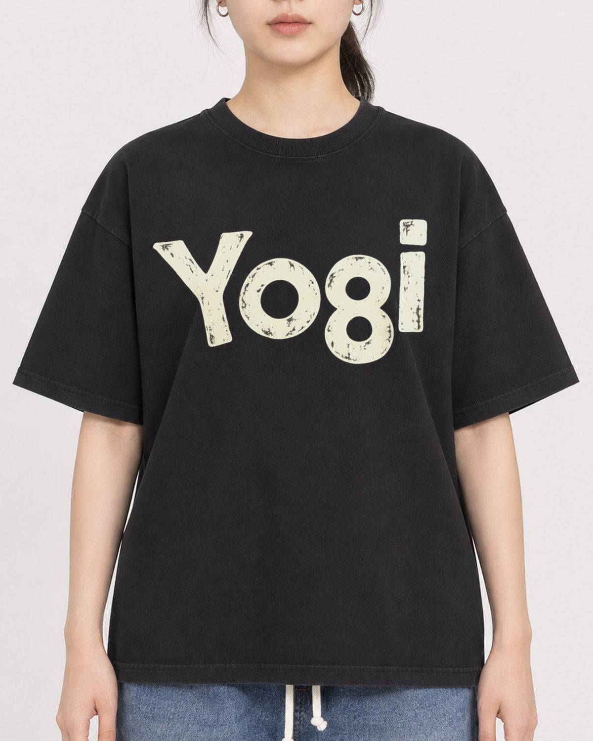 Mockup Boxy Heavyweight Tee Black female close-up 21