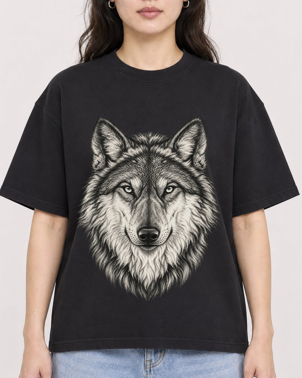 Mockup Boxy Heavyweight Tee Black female close-up 03