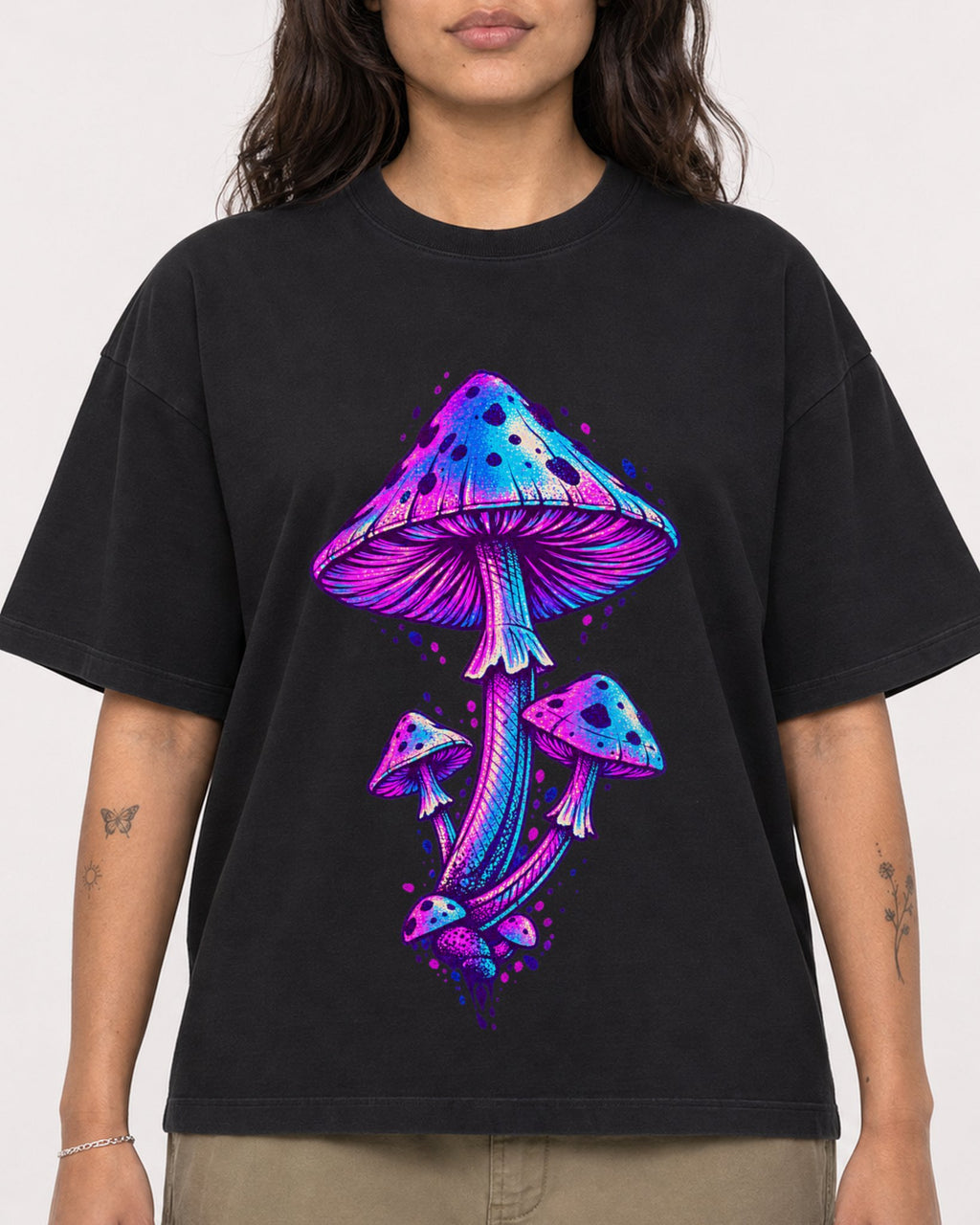 Mockup Boxy Heavyweight Tee Black female close-up 06