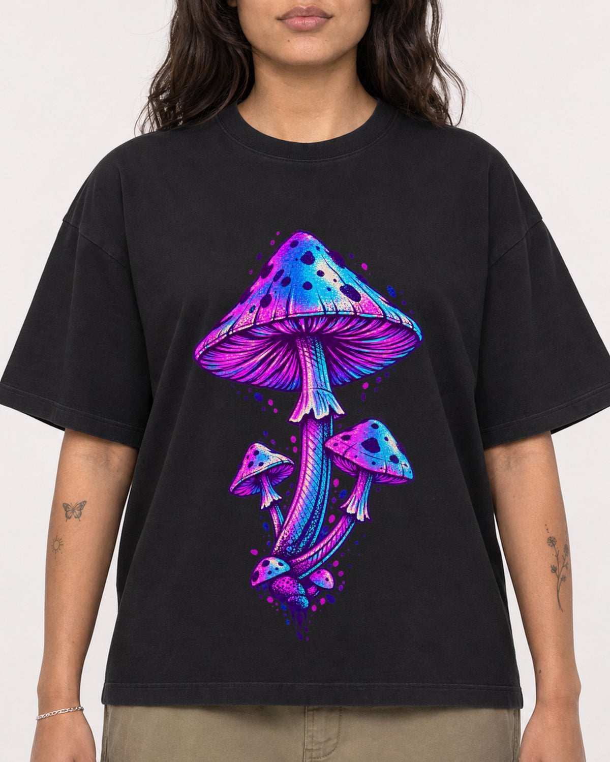 Mockup Boxy Heavyweight Tee Black female close-up 06