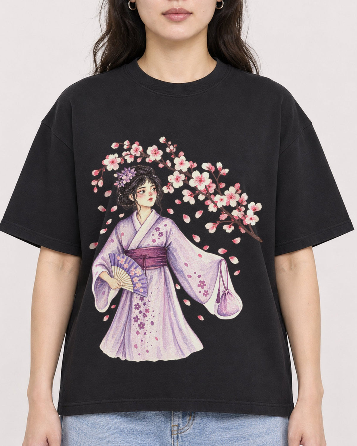 Mockup Boxy Heavyweight Tee Black female close-up 03