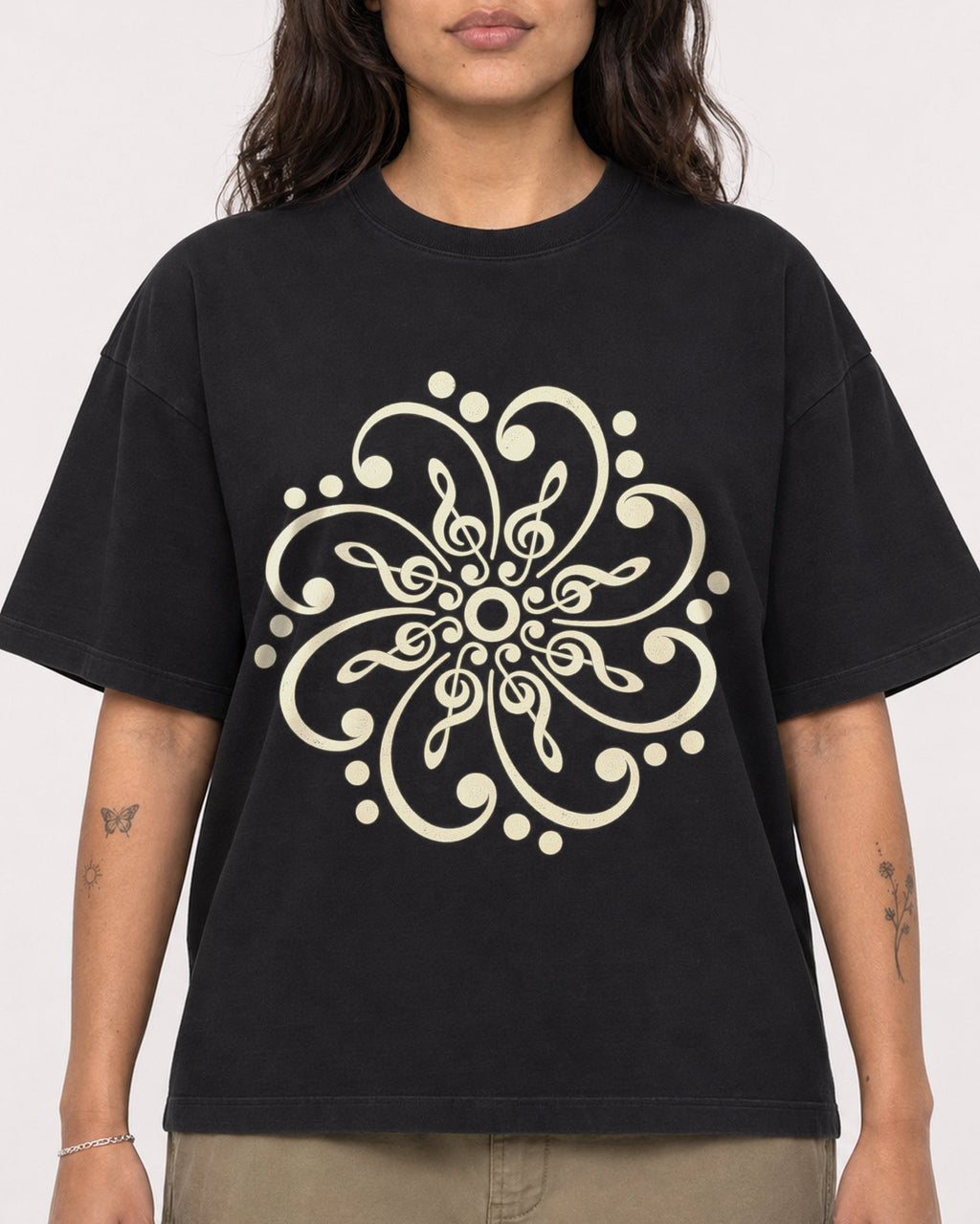 Mockup Boxy Heavyweight Tee Black female close-up 06