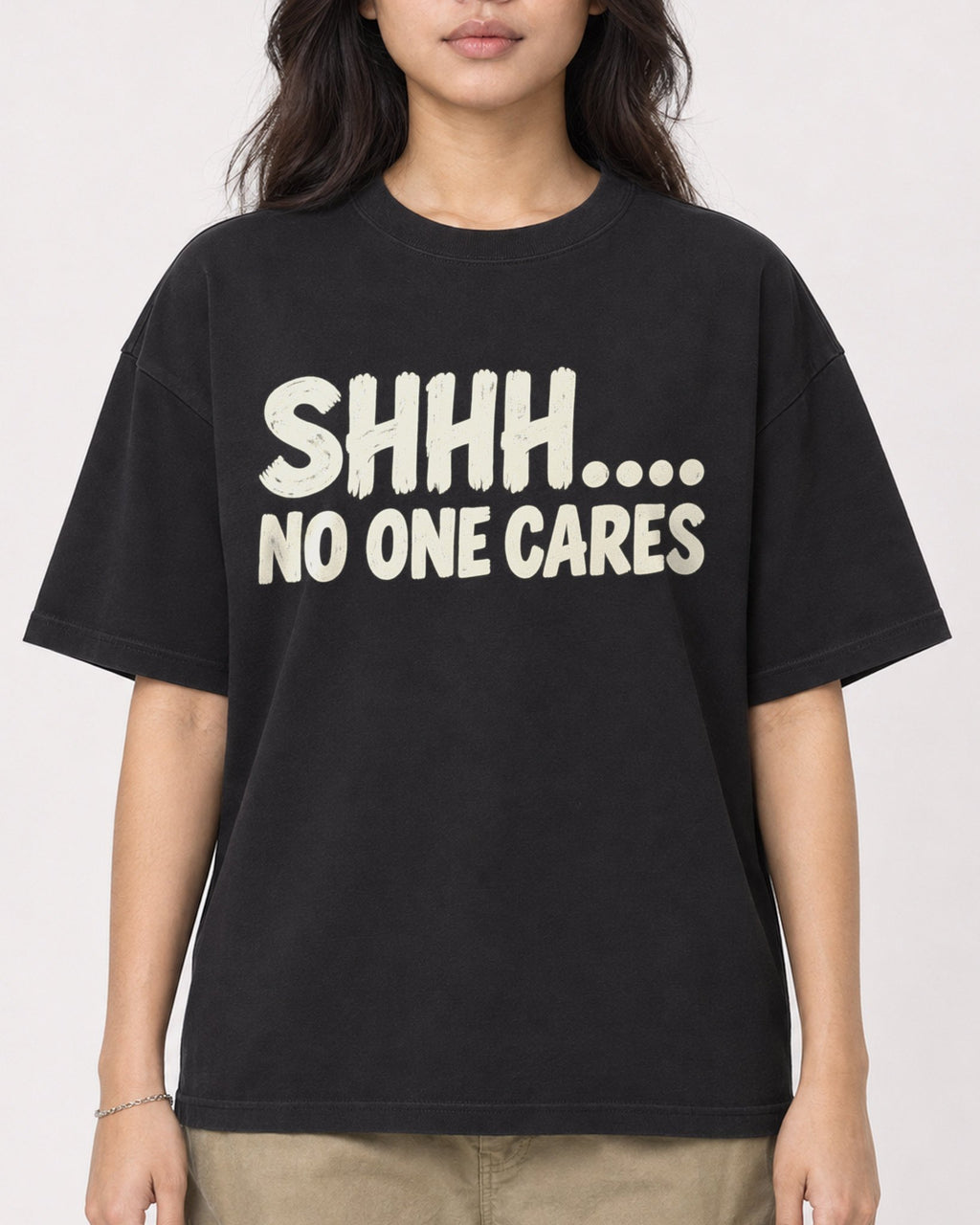 Mockup Boxy Heavyweight Tee Black female close-up 02