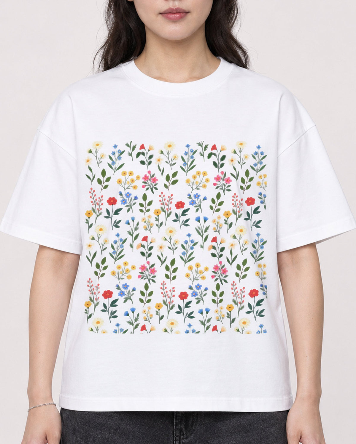 Mockup Boxy Heavyweight Tee White female close-up 03
