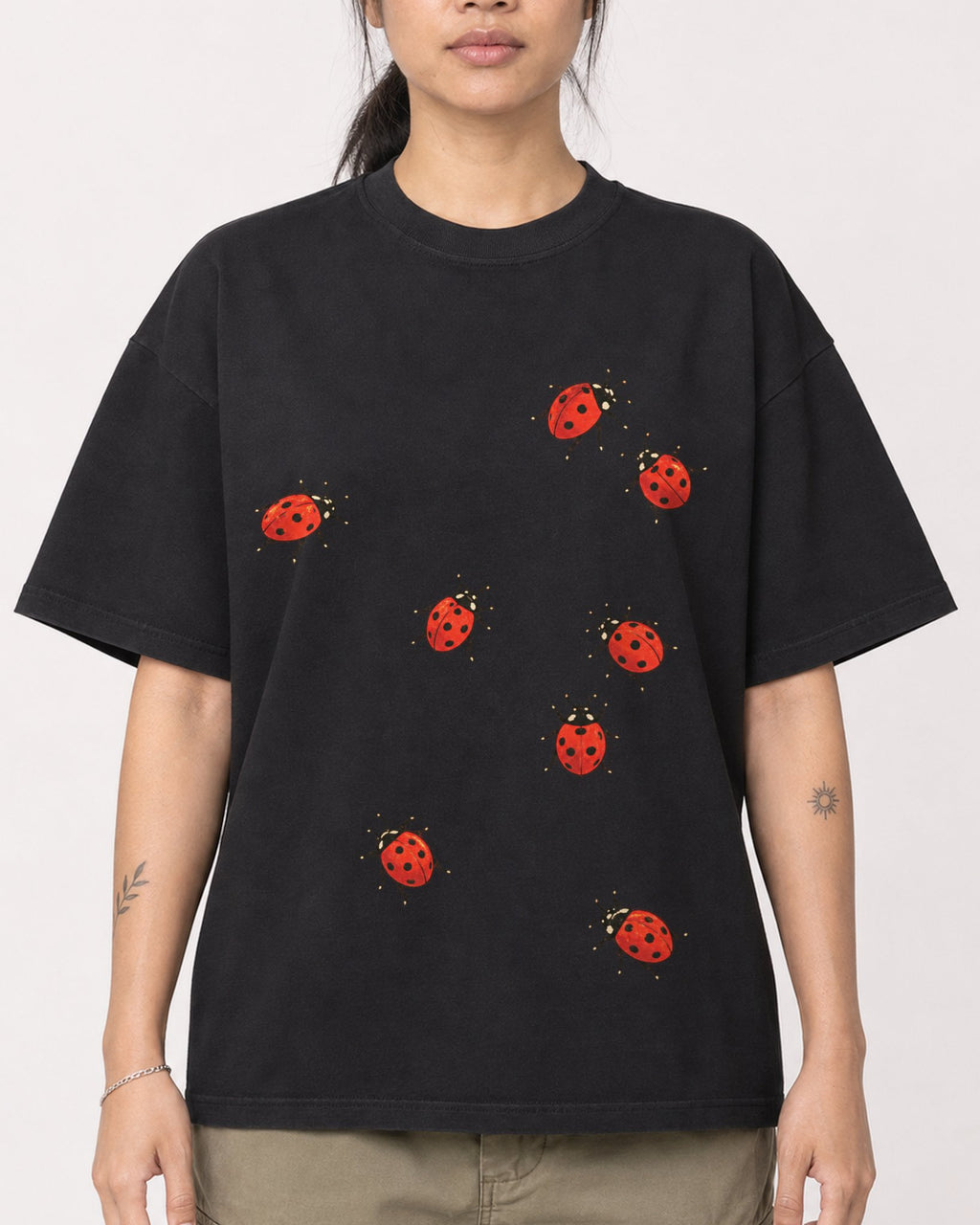 Mockup Boxy Heavyweight Tee Black female close-up 42