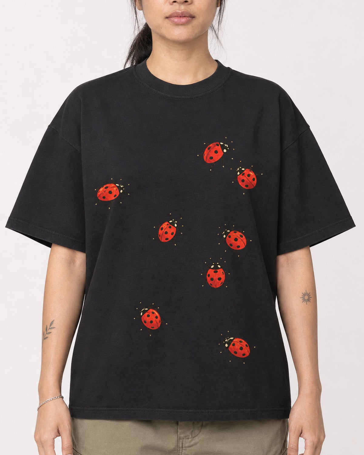 Mockup Boxy Heavyweight Tee Black female close-up 42