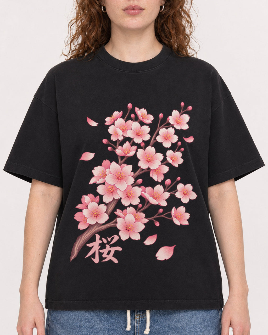 Mockup Boxy Heavyweight Tee Black female close-up 09