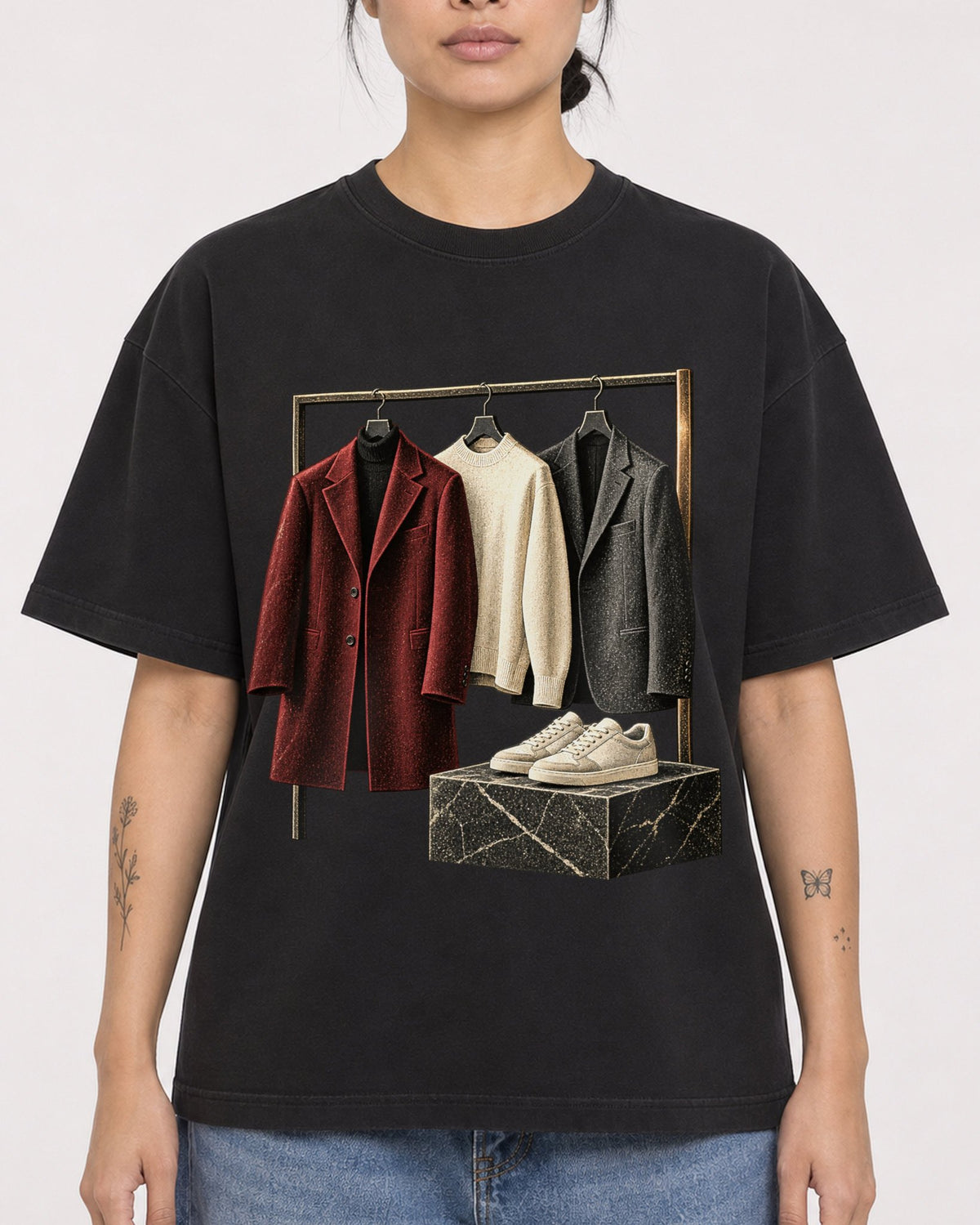 Mockup Boxy Heavyweight Tee Black female close-up 12