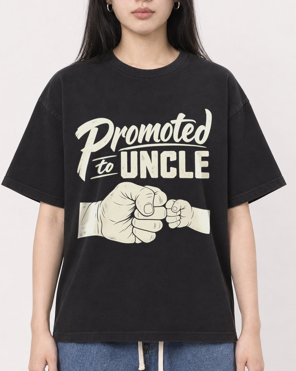 Mockup Boxy Heavyweight Tee Black female close-up 01