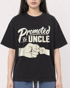 Mockup Boxy Heavyweight Tee Black female close-up 01
