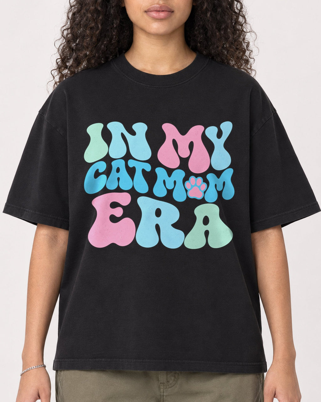 Mockup Boxy Heavyweight Tee Black female close-up 10