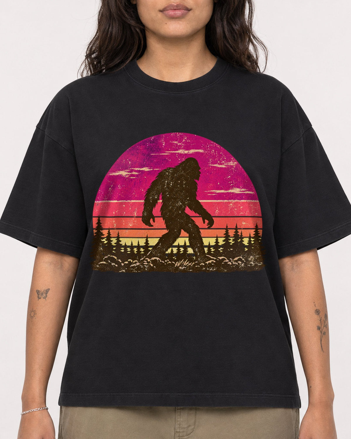 Mockup Boxy Heavyweight Tee Black female close-up 06