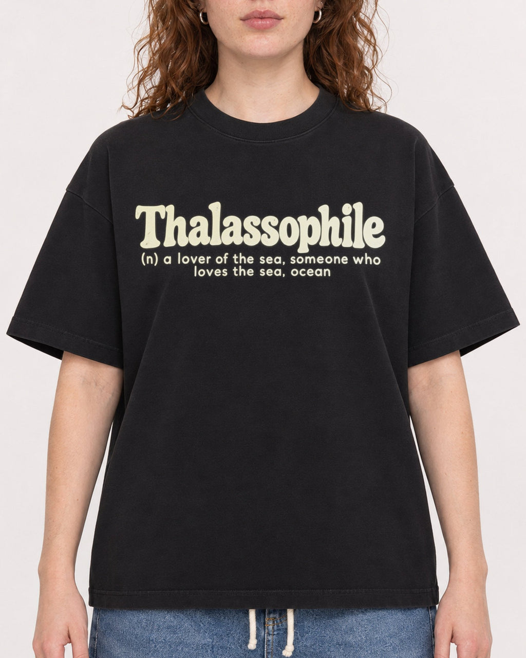 Mockup Boxy Heavyweight Tee Black female close-up 09