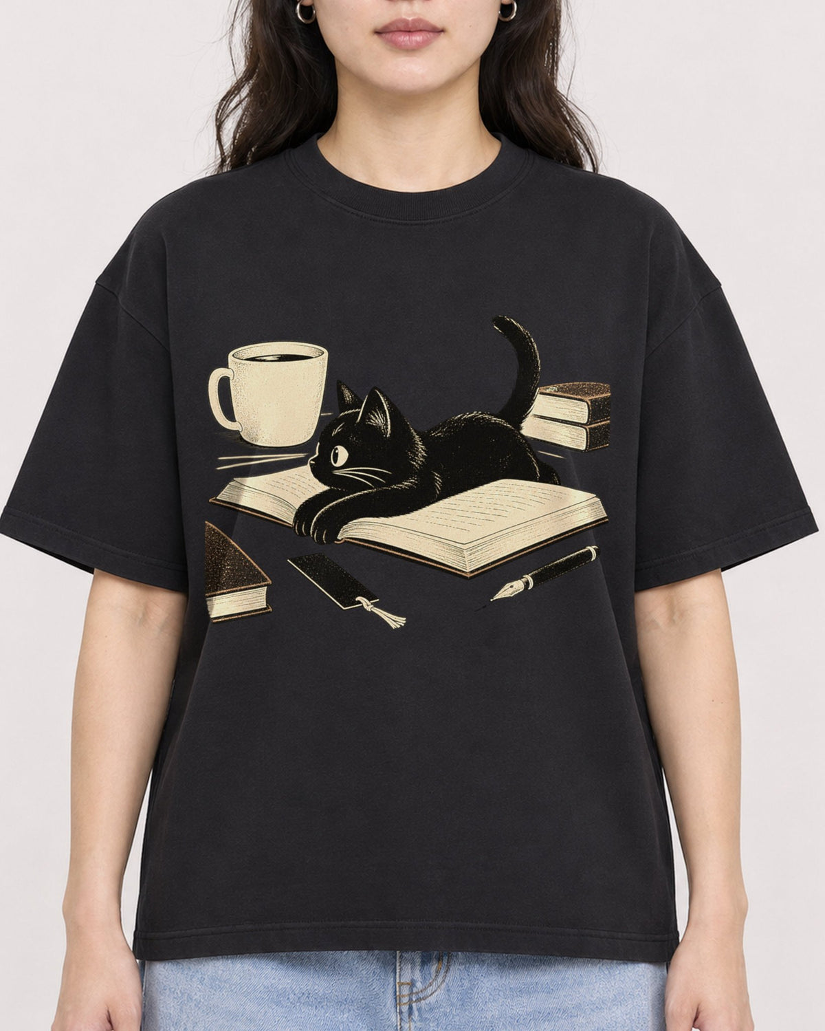 Mockup Boxy Heavyweight Tee Black female close-up 03