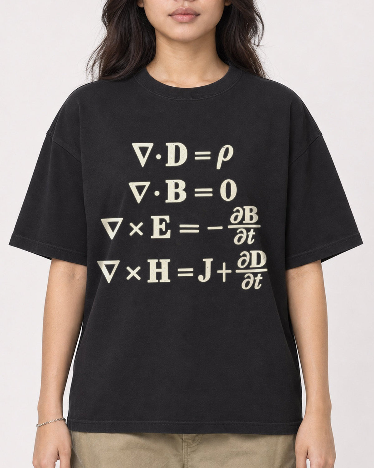 Mockup Boxy Heavyweight Tee Black female close-up 02