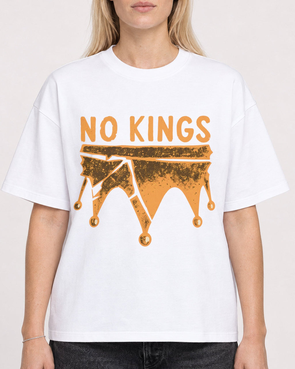 Mockup Boxy Heavyweight Tee White female close-up 08