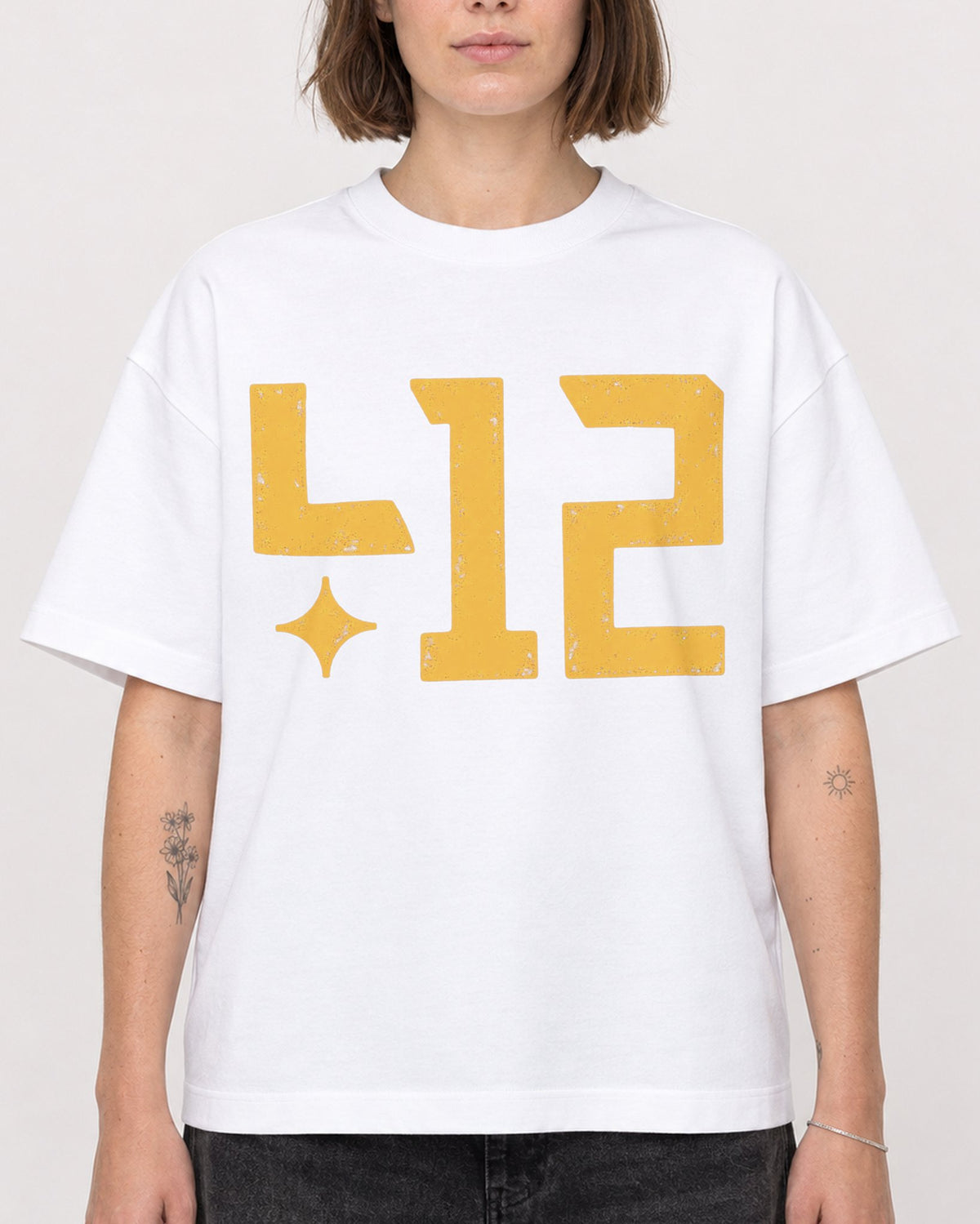 Mockup Boxy Heavyweight Tee White female close-up 18