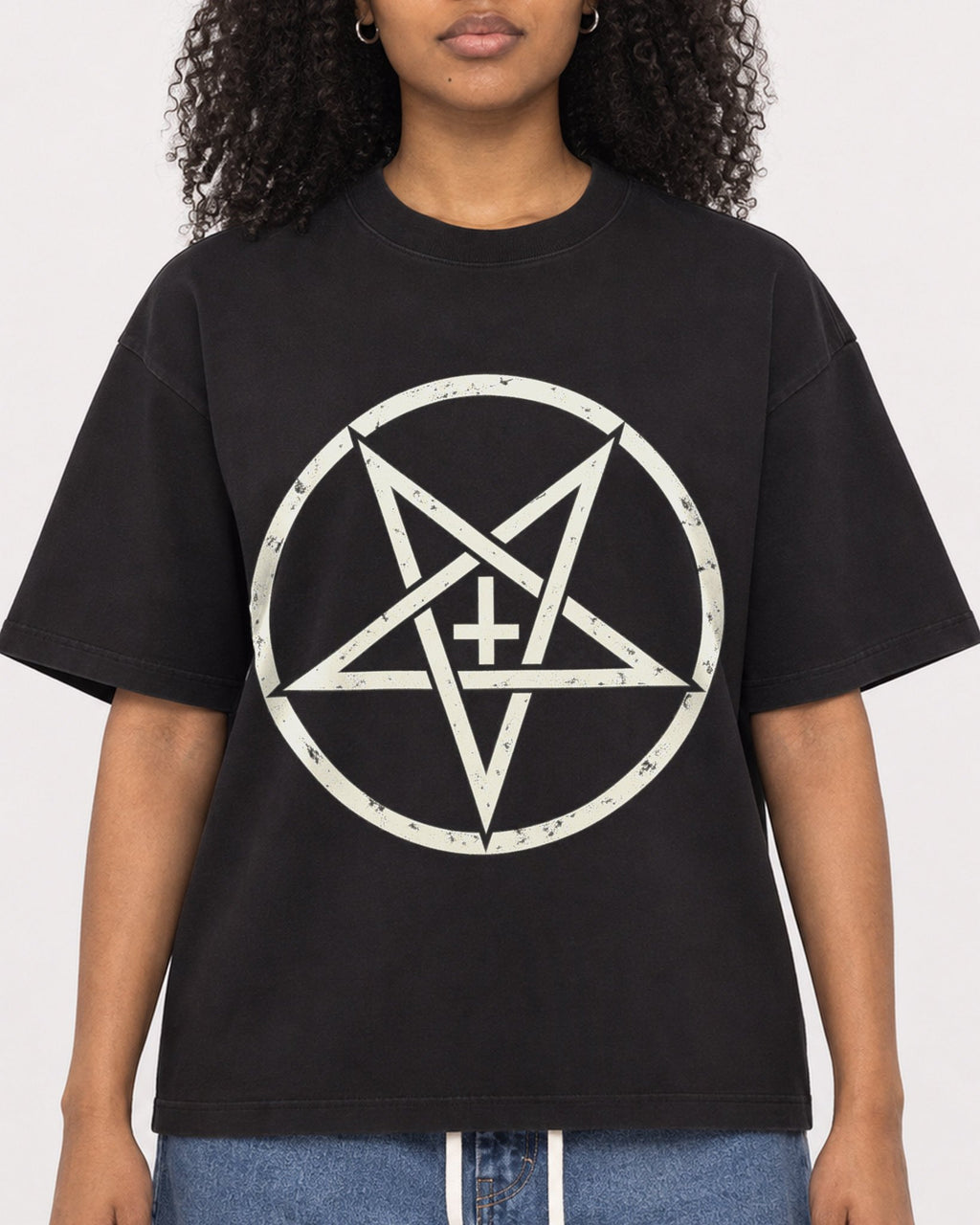 Mockup Boxy Heavyweight Tee Black female close-up 05