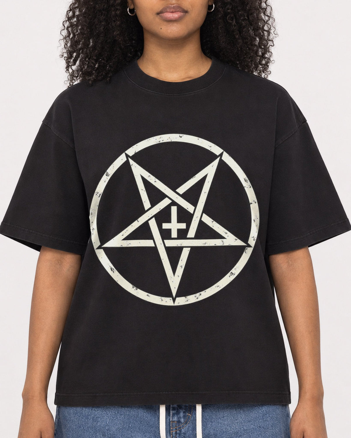 Mockup Boxy Heavyweight Tee Black female close-up 05