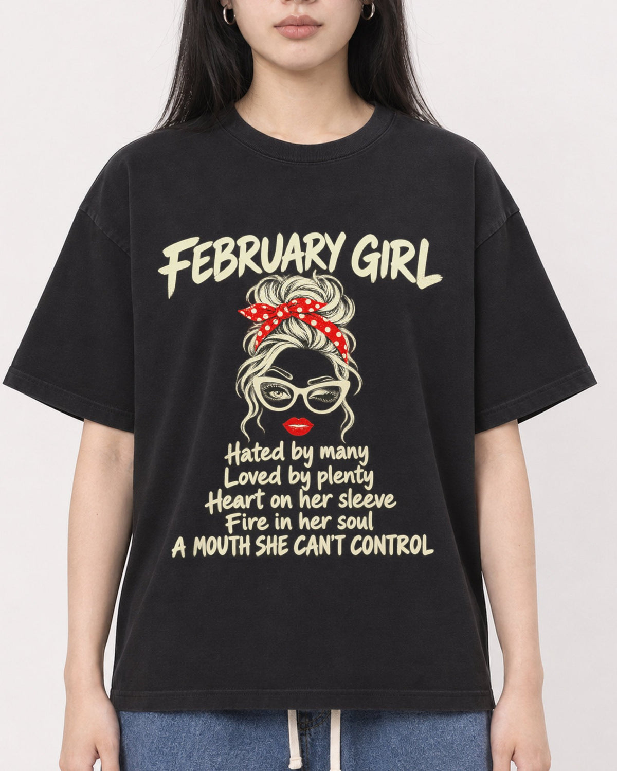 Mockup Boxy Heavyweight Tee Black female close-up 01