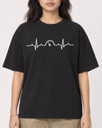Mockup Boxy Heavyweight Tee Black female close-up 02
