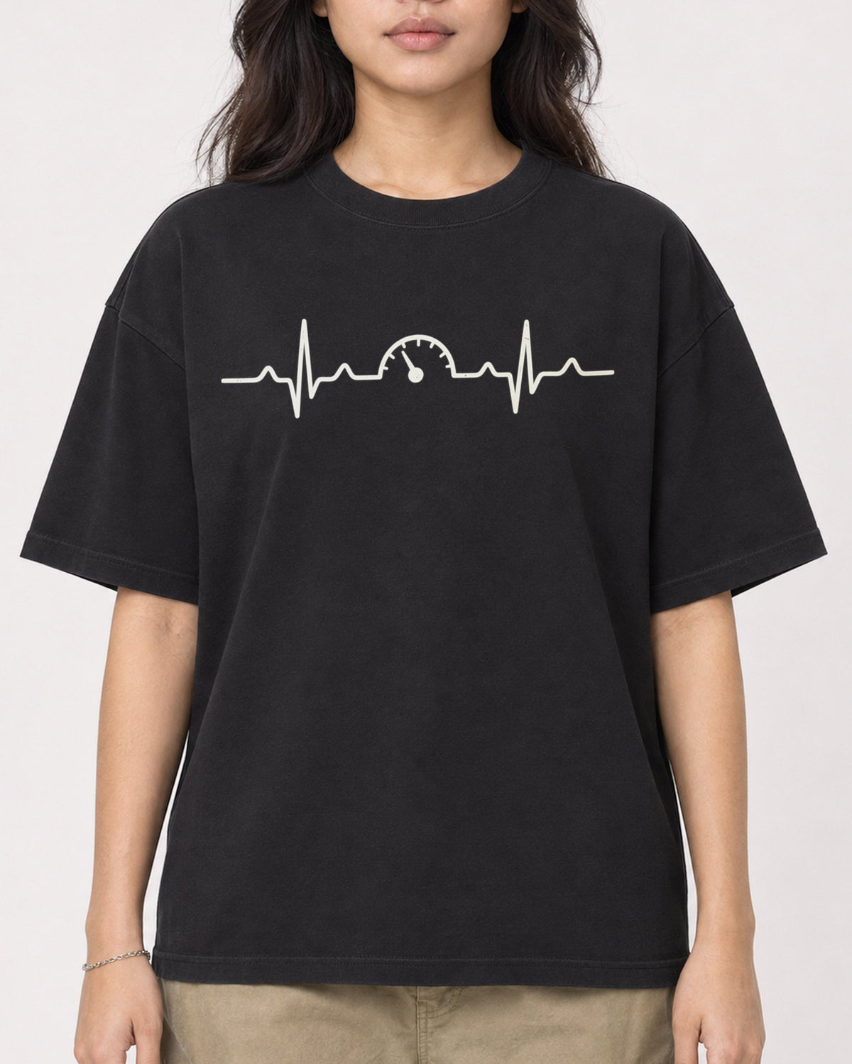 Mockup Boxy Heavyweight Tee Black female close-up 02