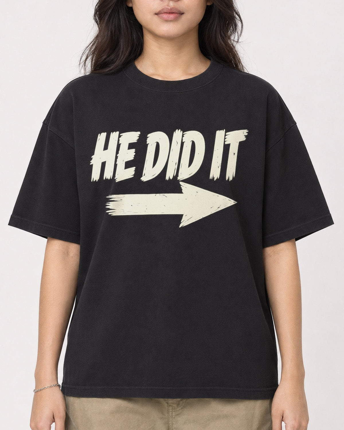 Mockup Boxy Heavyweight Tee Black female close-up 02