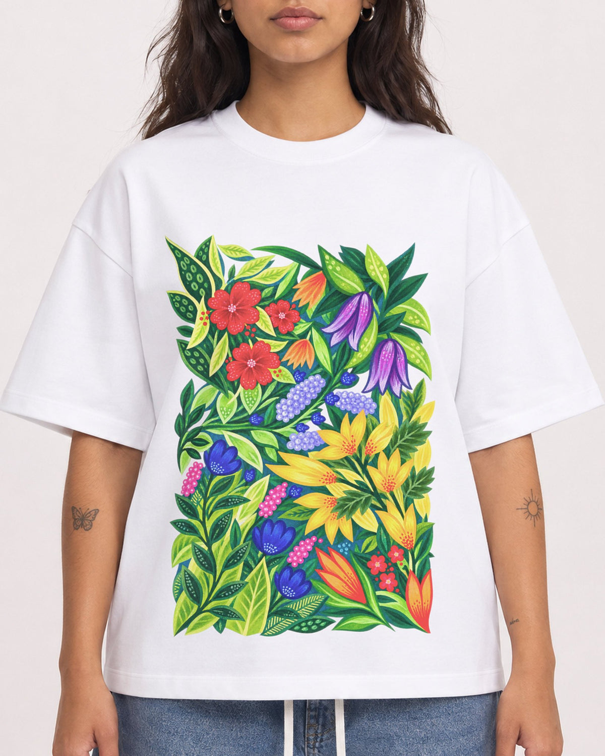 Mockup Boxy Heavyweight Tee White female close-up 06