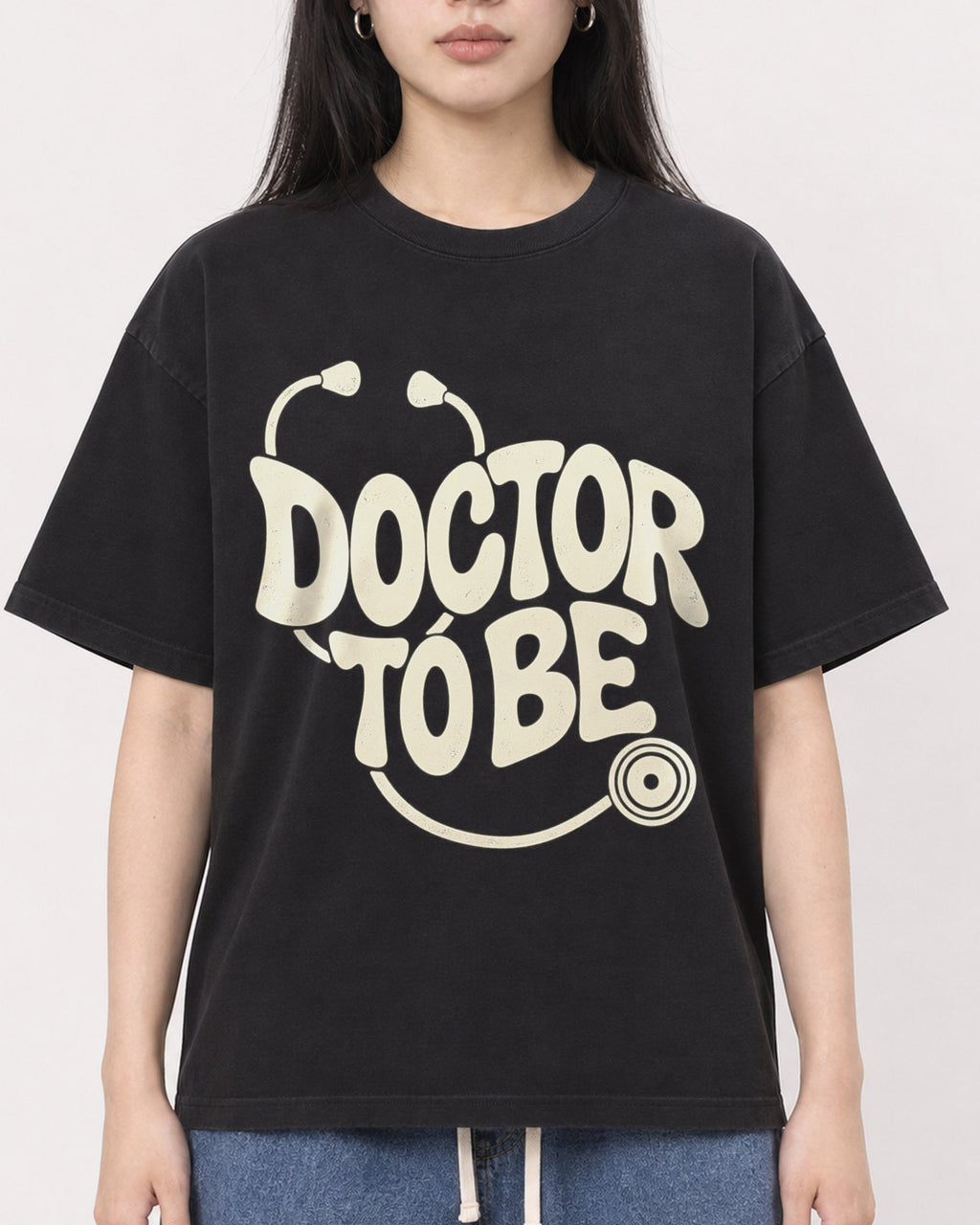 Mockup Boxy Heavyweight Tee Black female close-up 01