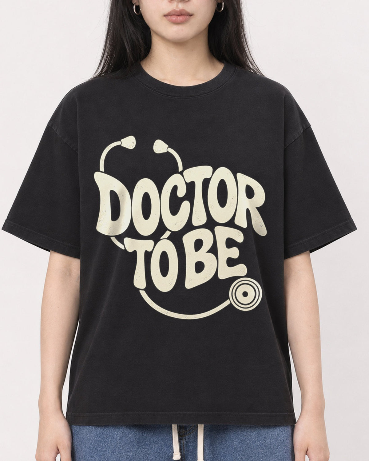 Mockup Boxy Heavyweight Tee Black female close-up 01