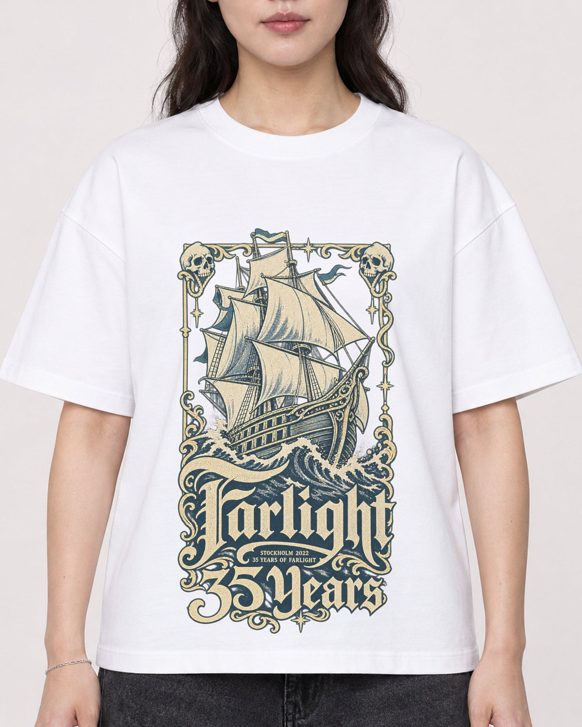 Mockup Boxy Heavyweight Tee White female close-up 03