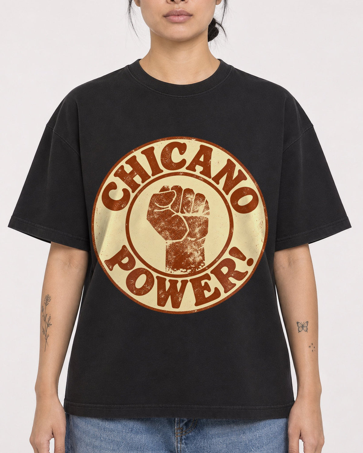 Mockup Boxy Heavyweight Tee Black female close-up 12