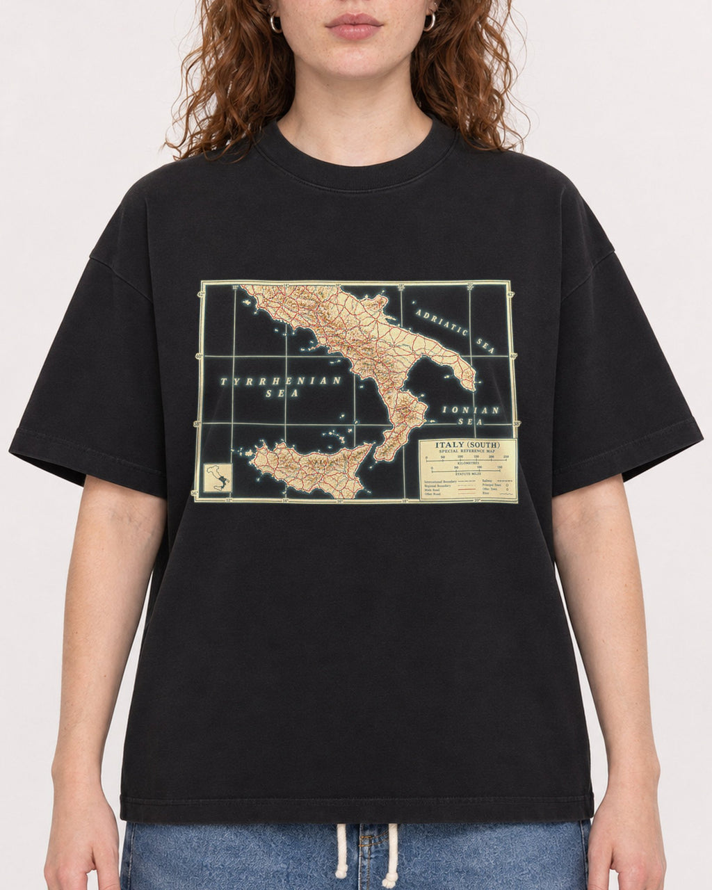 Mockup Boxy Heavyweight Tee Black female close-up 09