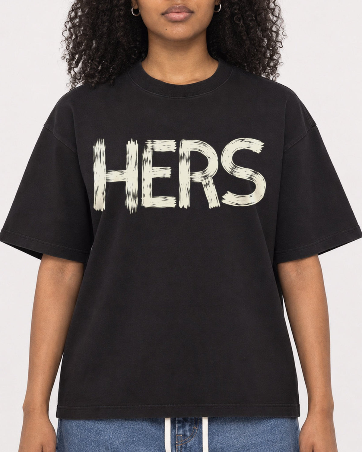 Mockup Boxy Heavyweight Tee Black female close-up 05