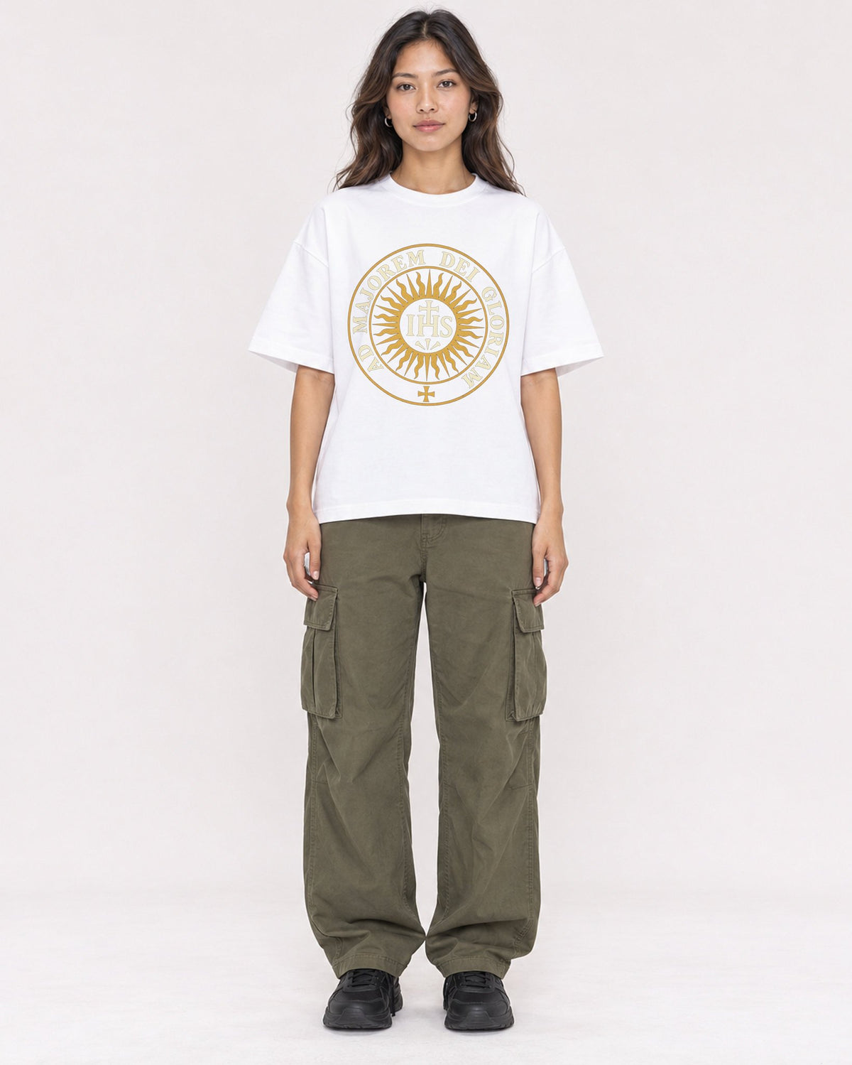 Mockup Boxy Heavyweight Tee White female full-body 02