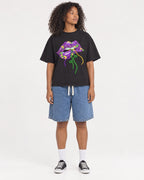 Mockup Boxy Heavyweight Tee Black female full-body 05