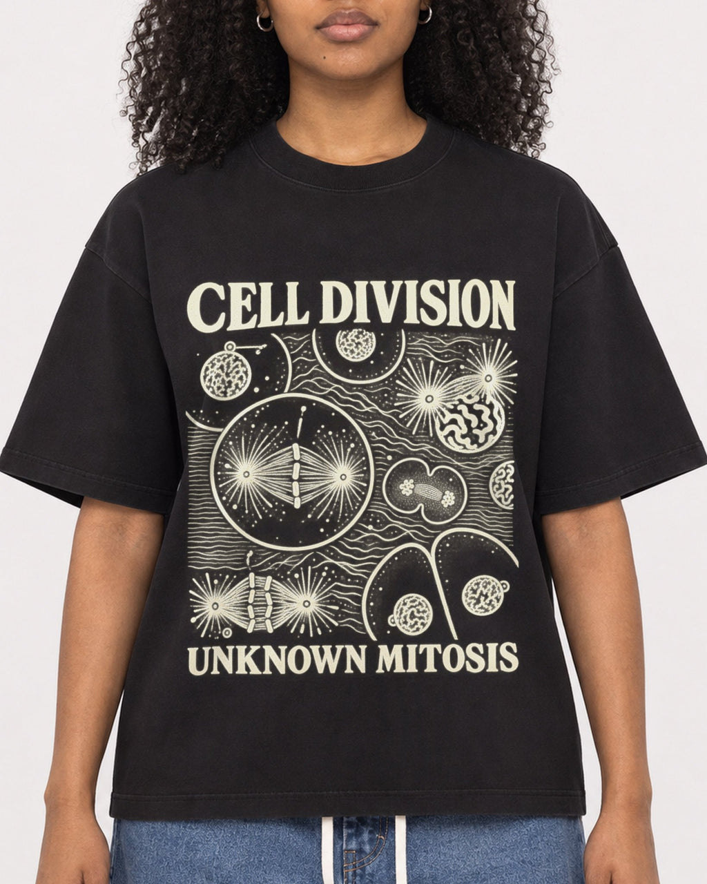 Mockup Boxy Heavyweight Tee Black female close-up 05