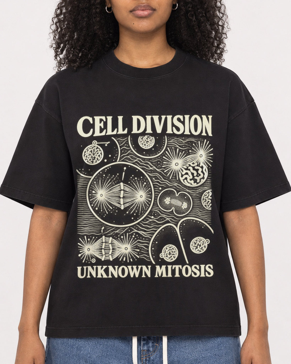 Mockup Boxy Heavyweight Tee Black female close-up 05