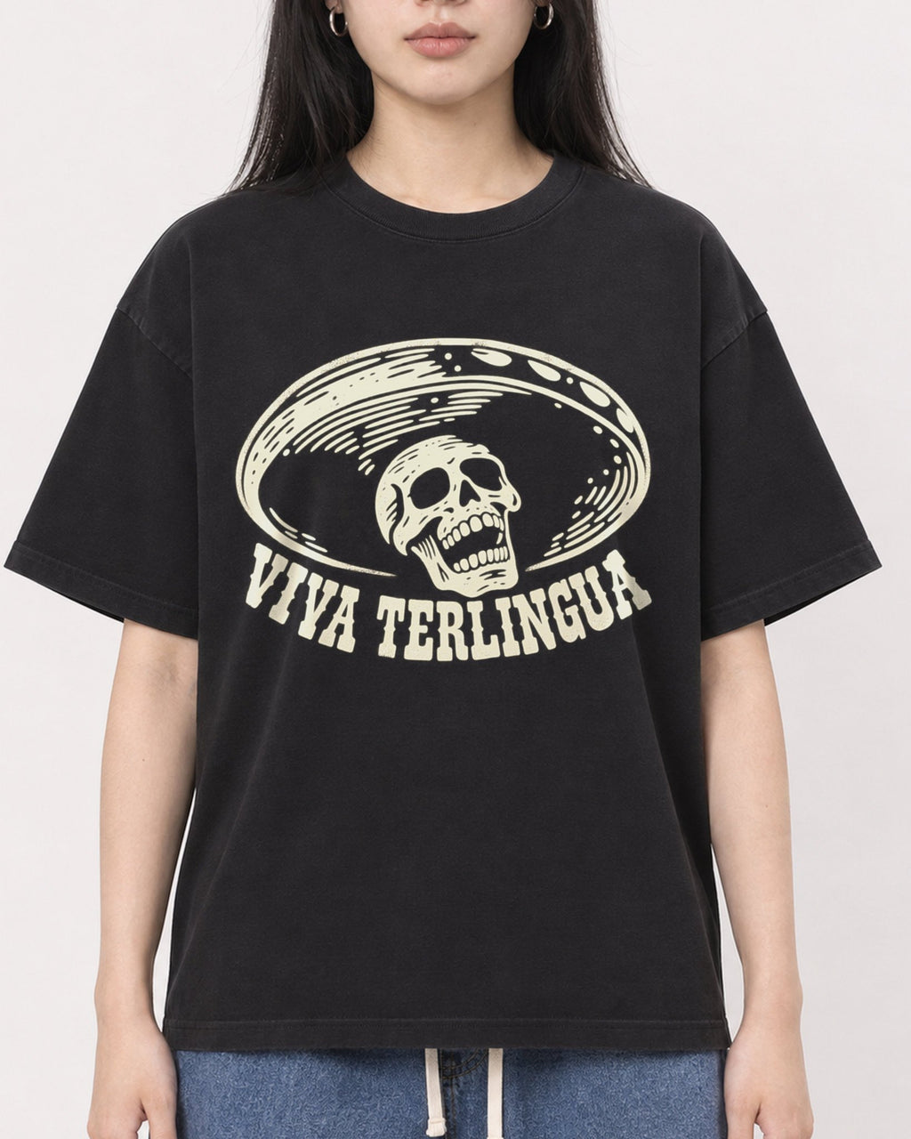 Mockup Boxy Heavyweight Tee Black female close-up 01
