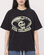 Mockup Boxy Heavyweight Tee Black female close-up 01