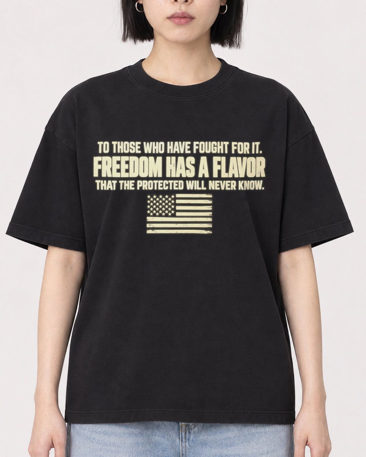 Mockup Boxy Heavyweight Tee Black female close-up 11