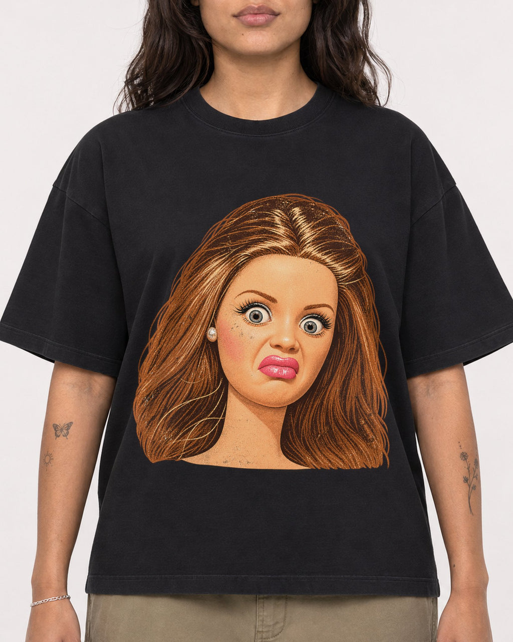 Mockup Boxy Heavyweight Tee Black female close-up 06