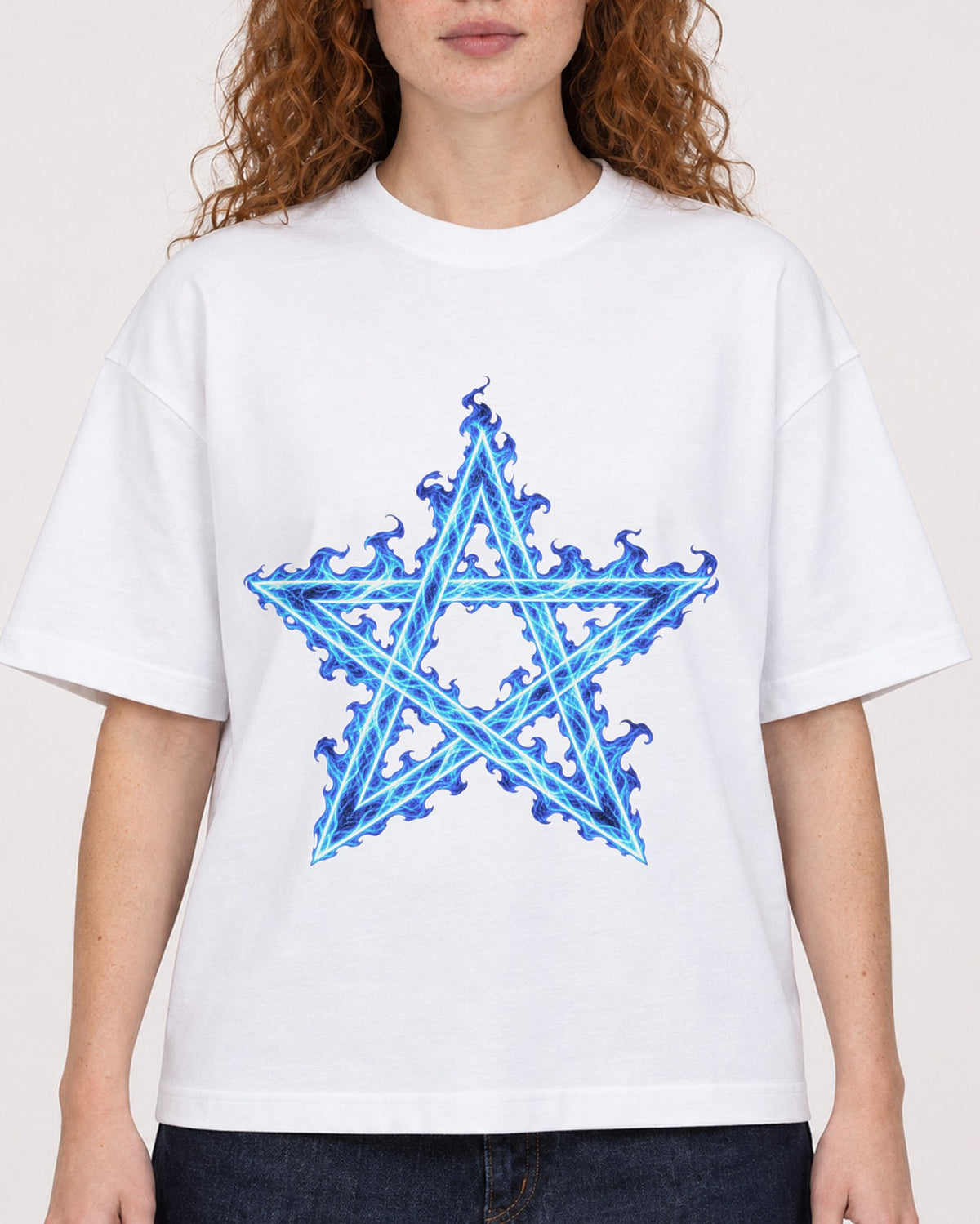 Mockup Boxy Heavyweight Tee White female close-up 09