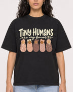 Mockup Boxy Heavyweight Tee Black female close-up 07