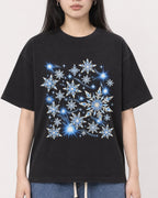 Mockup Boxy Heavyweight Tee Black female close-up 01