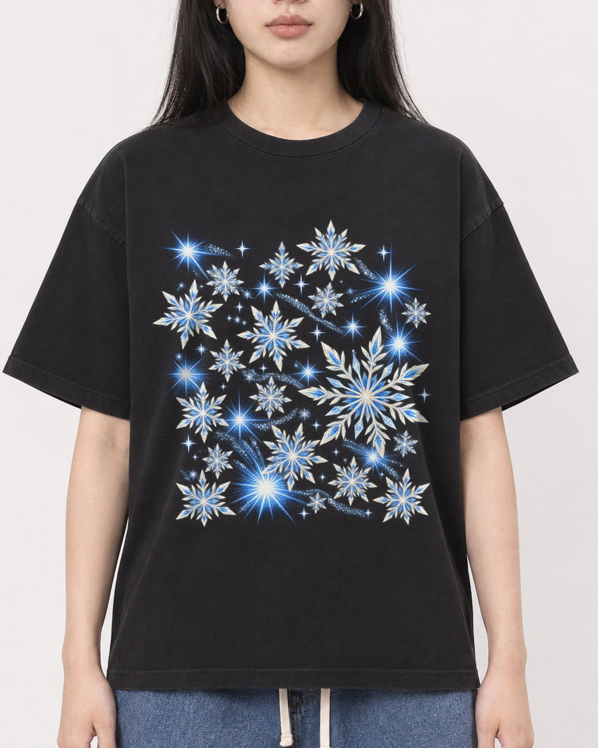 Mockup Boxy Heavyweight Tee Black female close-up 01