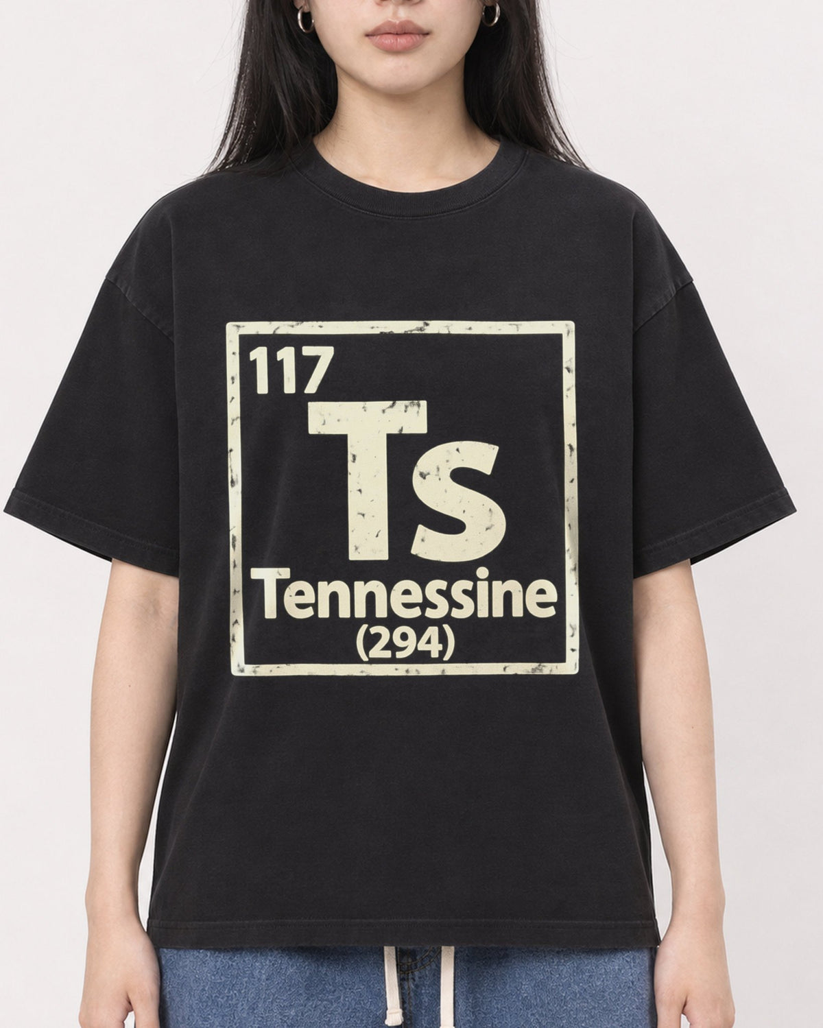 Mockup Boxy Heavyweight Tee Black female close-up 01