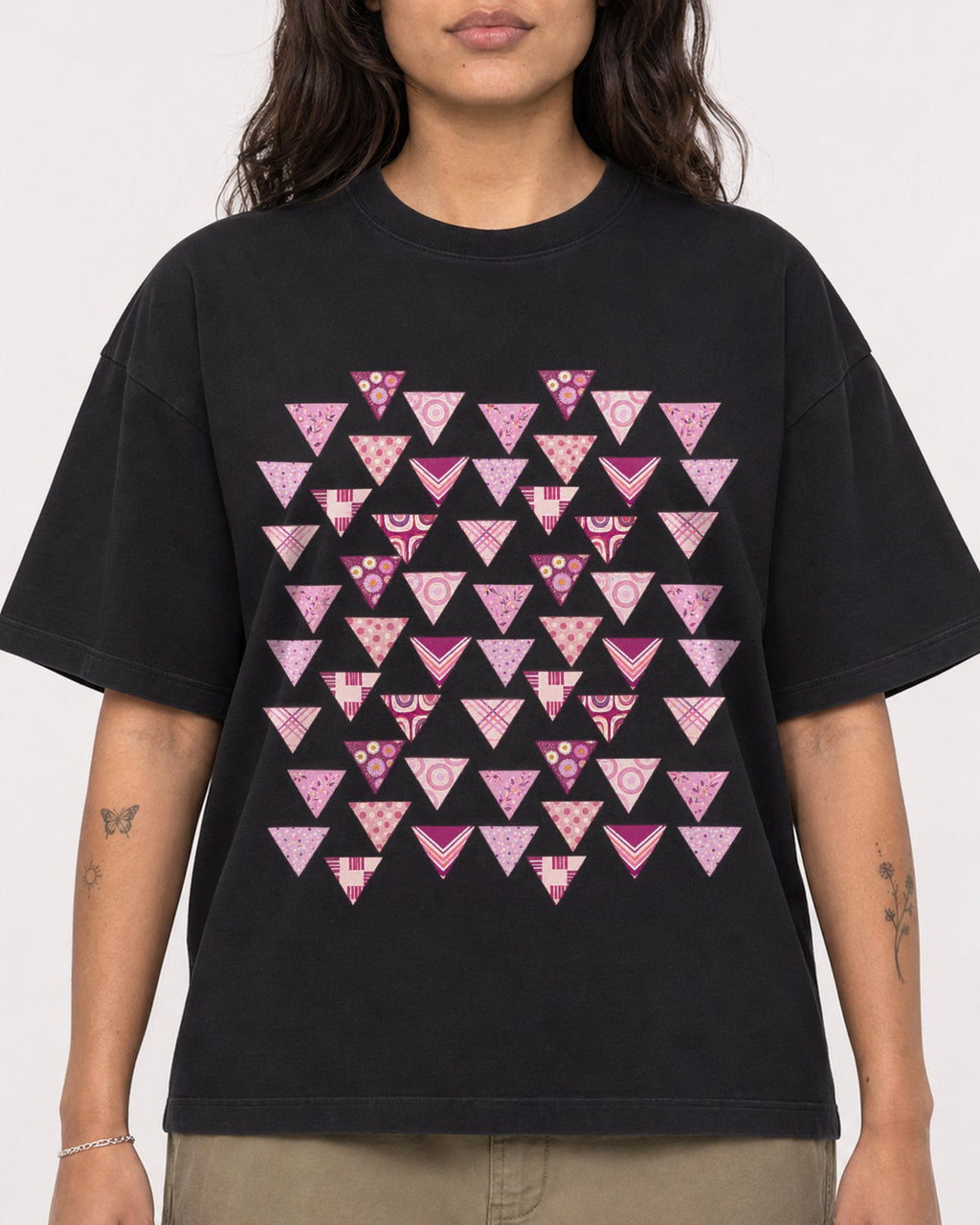 Mockup Boxy Heavyweight Tee Black female close-up 06