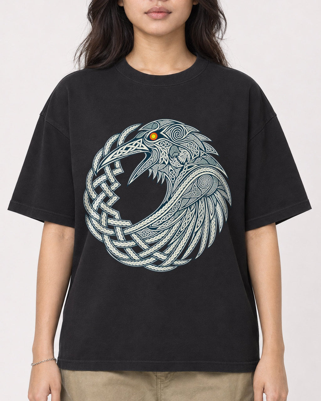 Mockup Boxy Heavyweight Tee Black female close-up 02