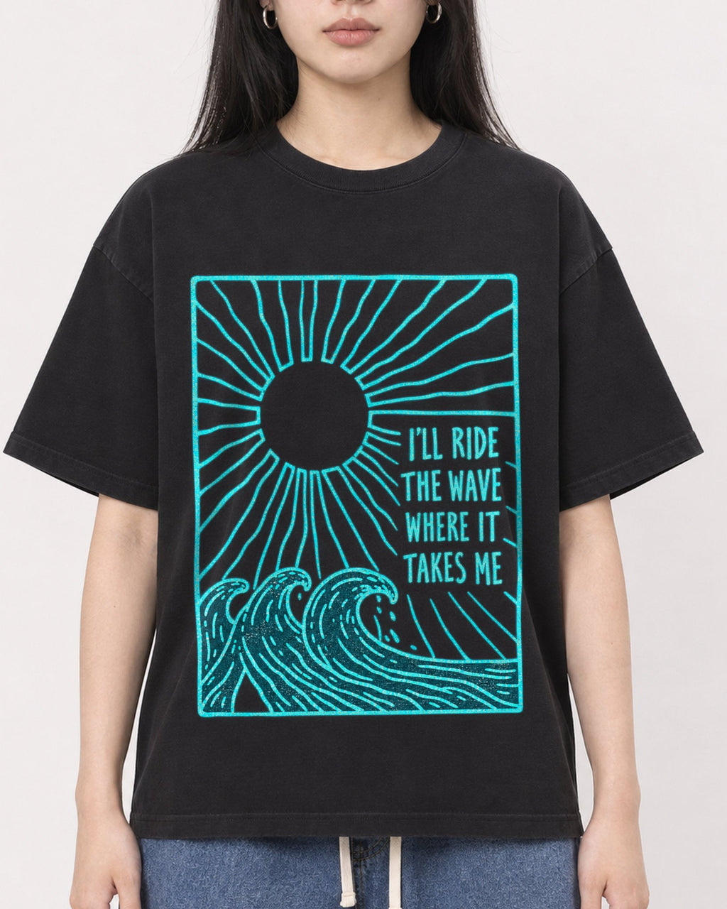 Mockup Boxy Heavyweight Tee Black female close-up 01